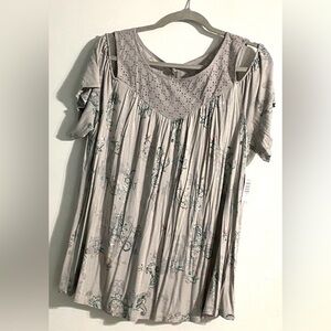 Gray Paisley Print Blouse with Cold Shoulder Sleeves, Brand: Torrid Size: 18/20